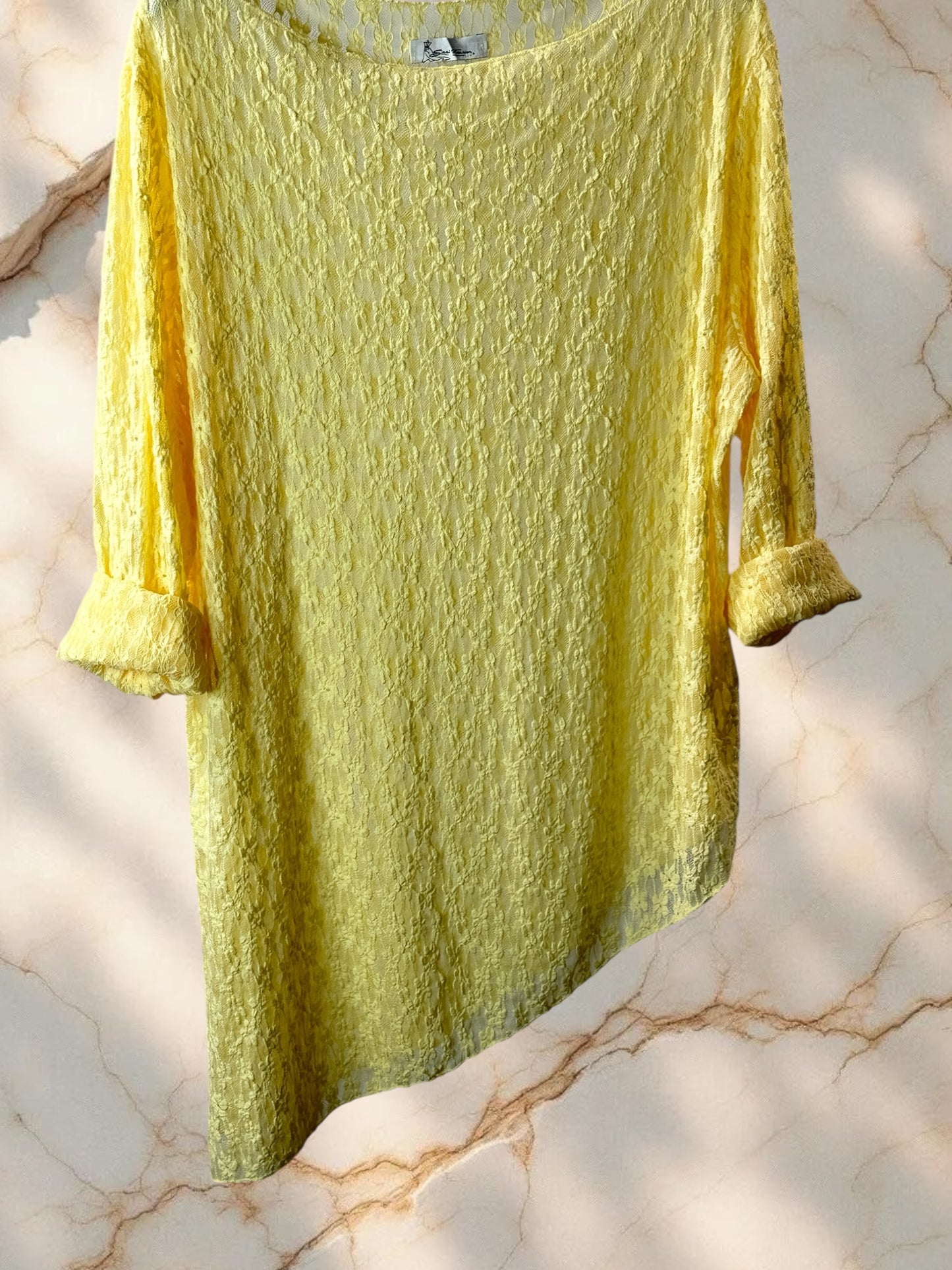 LOLA - TOP ASYMETRIQUE EN DENTELLE JAUNE TAILLE 46/48 A 56