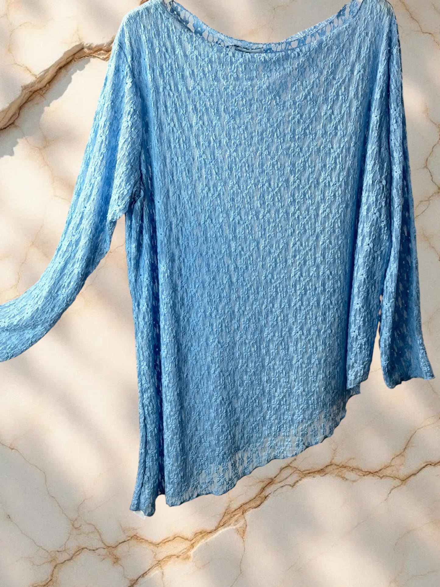 LOLA - TOP ASYMETRIQUE EN DENTELLE  BLEU CIEL TAILLE 46/48 A 56