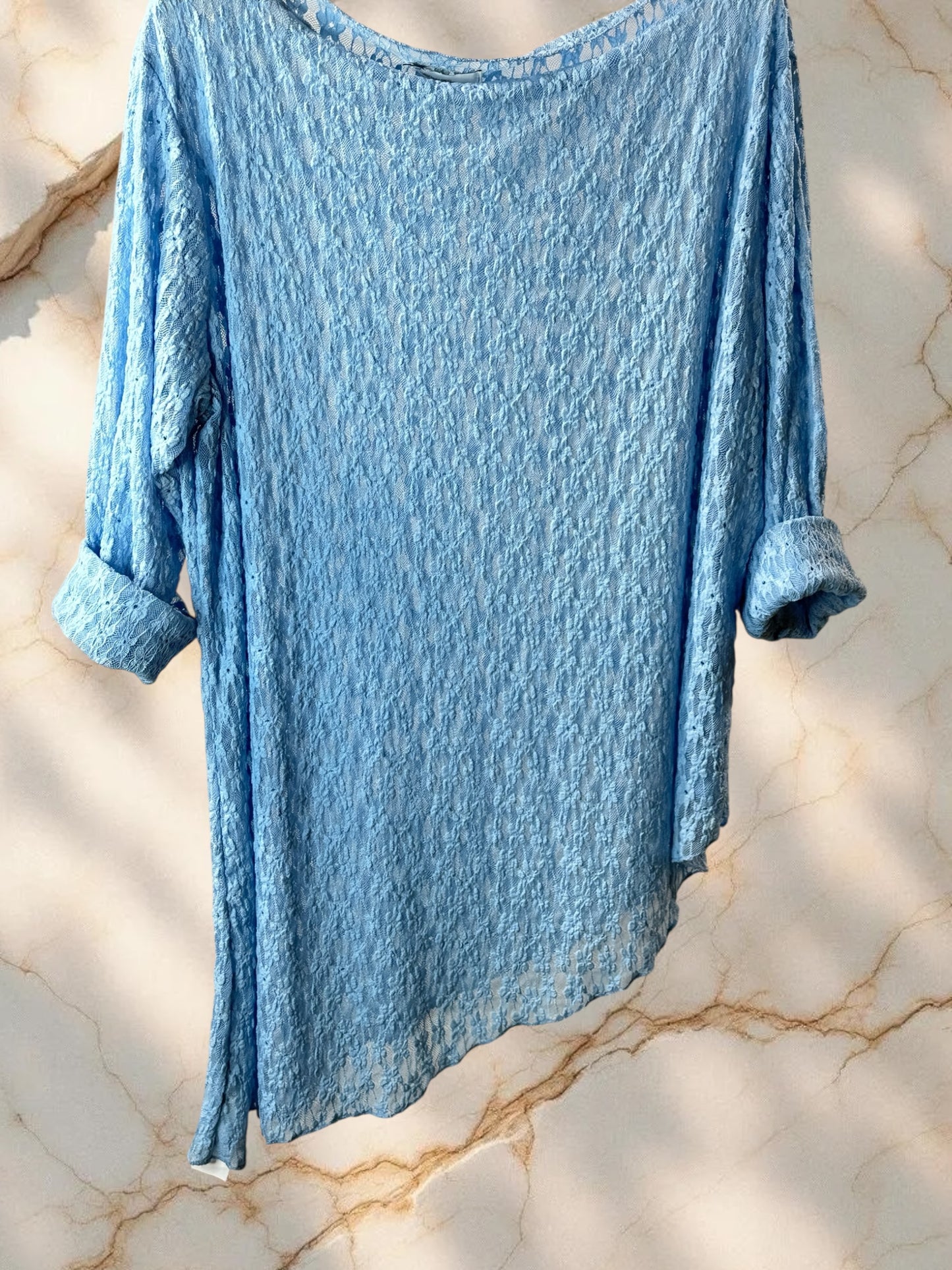 LOLA - TOP ASYMETRIQUE EN DENTELLE  BLEU CIEL TAILLE 46/48 A 56