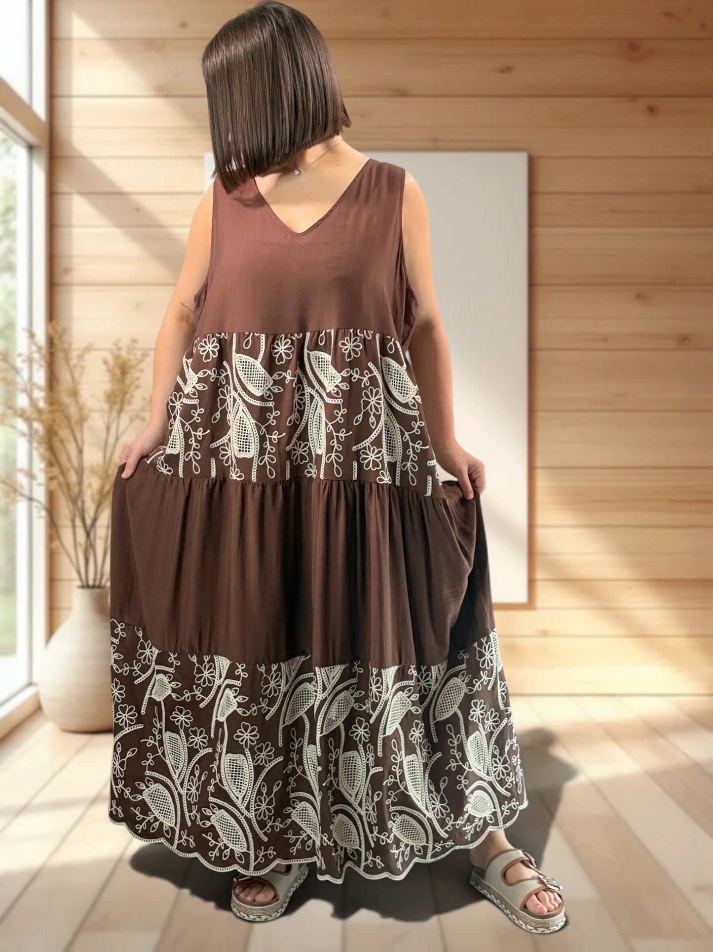 HITOMI - ROBE MARRON BRODEE JUSQU'A LA TAILLE 48/50