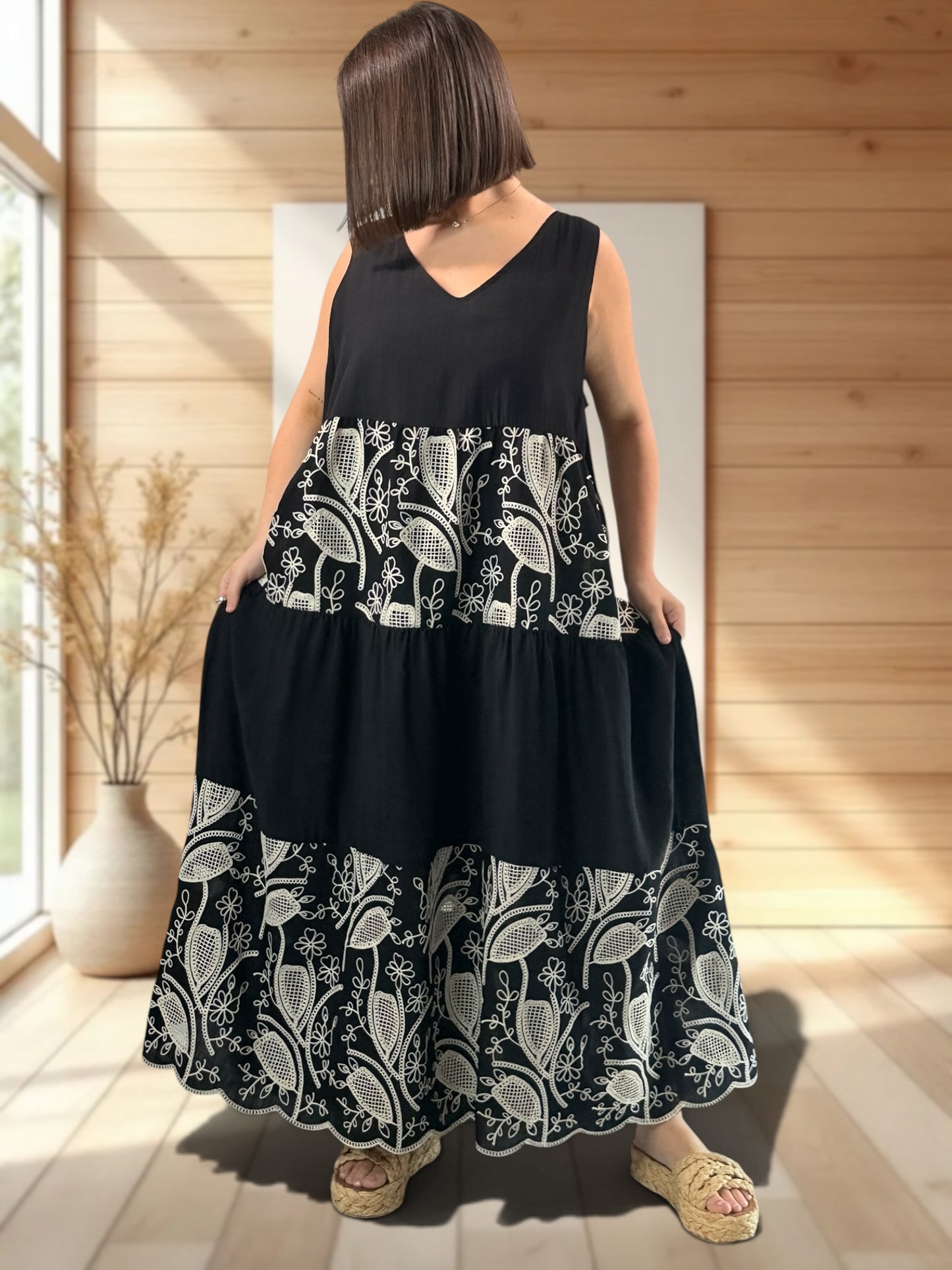 HITOMI - ROBE NOIRE BRODEE JUSQU'A LA TAILLE 48/50