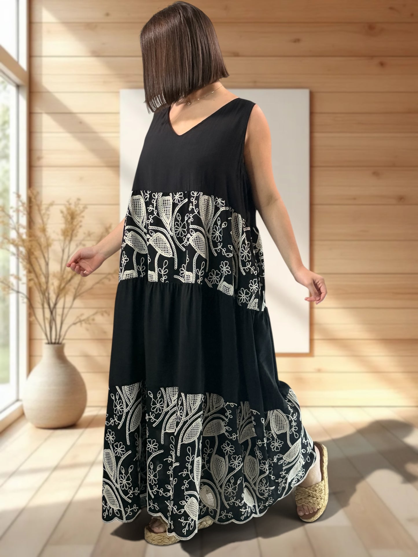 HITOMI - ROBE NOIRE BRODEE JUSQU'A LA TAILLE 48/50