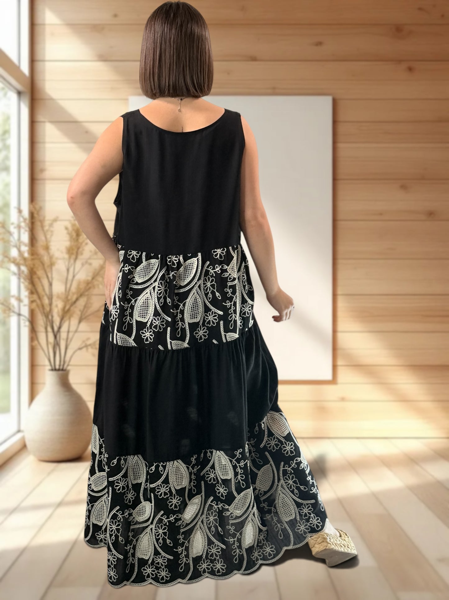 HITOMI - ROBE NOIRE BRODEE JUSQU'A LA TAILLE 48/50
