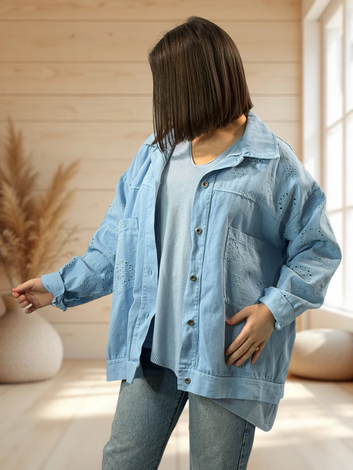 MATTEO - VESTE EN JEAN  BLEU CIEL AVEC BRODERIE ANGLAISE TAILLE 46/48 A 52