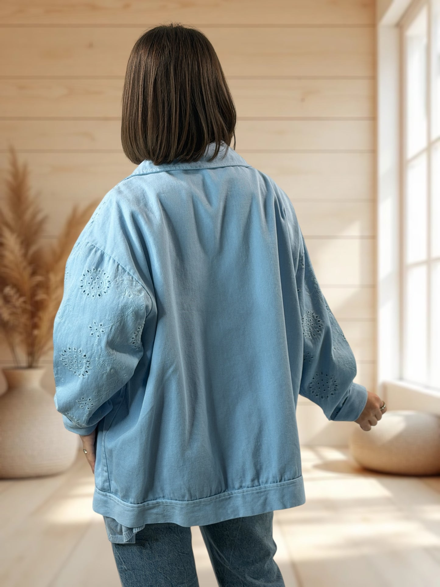 MATTEO - VESTE EN JEAN  BLEU CIEL AVEC BRODERIE ANGLAISE TAILLE 46/48 A 52
