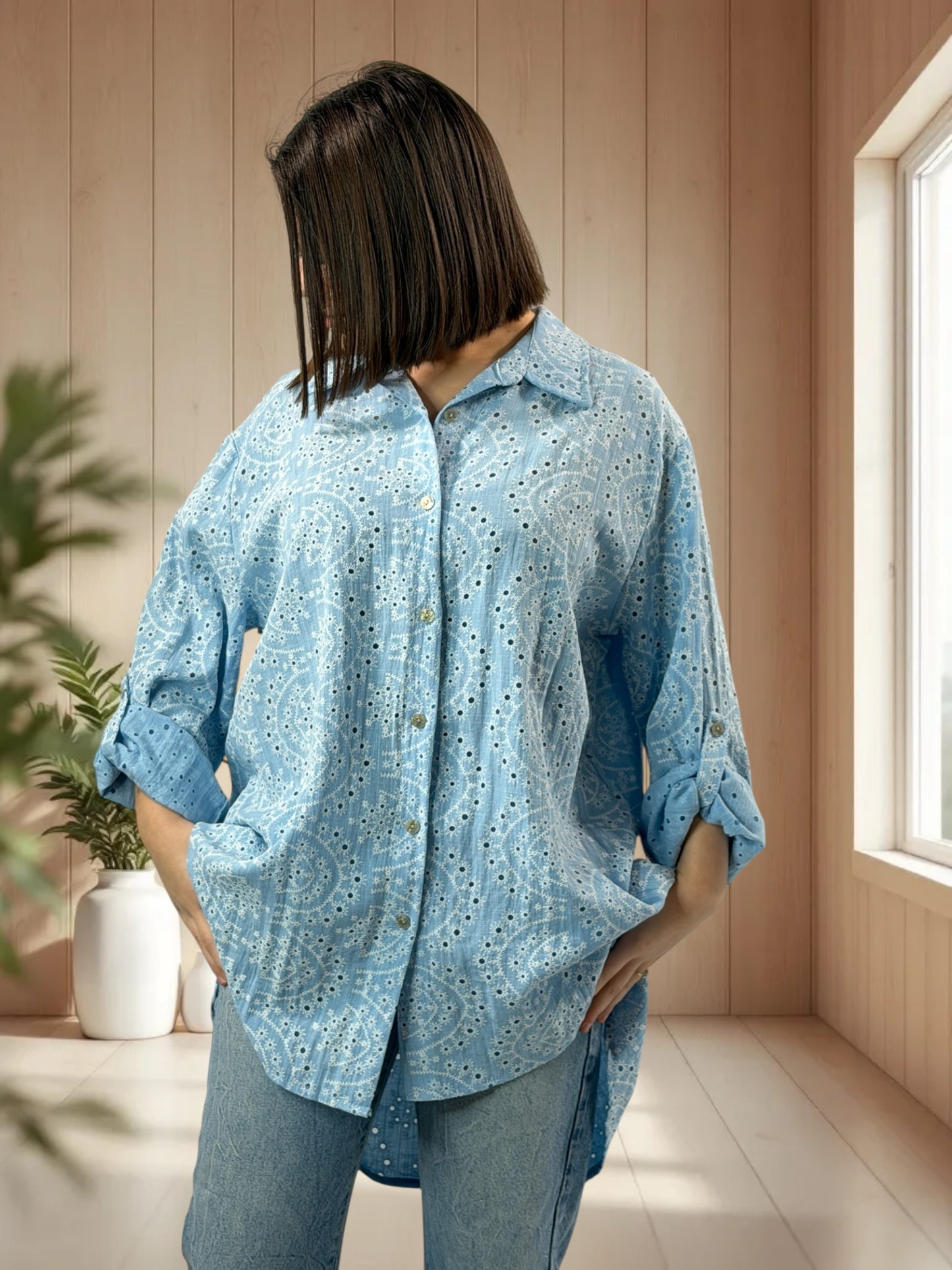 CAROLINA - CHEMISE OVERSIZE EN BRODERIE ANGLAISE BLEUE JUSQU'A LA TAILLE 48