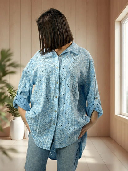 CAROLINA - CHEMISE OVERSIZE EN BRODERIE ANGLAISE BLEUE JUSQU'A LA TAILLE 48
