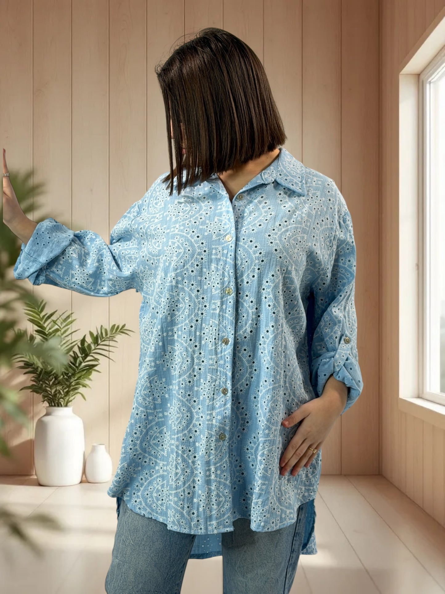 CAROLINA - CHEMISE OVERSIZE EN BRODERIE ANGLAISE BLEUE JUSQU'A LA TAILLE 48