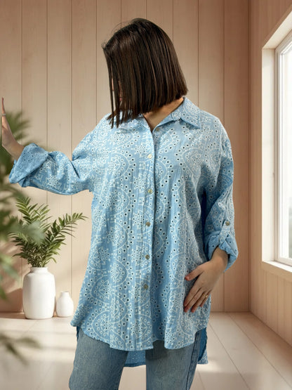 CAROLINA - CHEMISE OVERSIZE EN BRODERIE ANGLAISE BLEUE JUSQU'A LA TAILLE 48