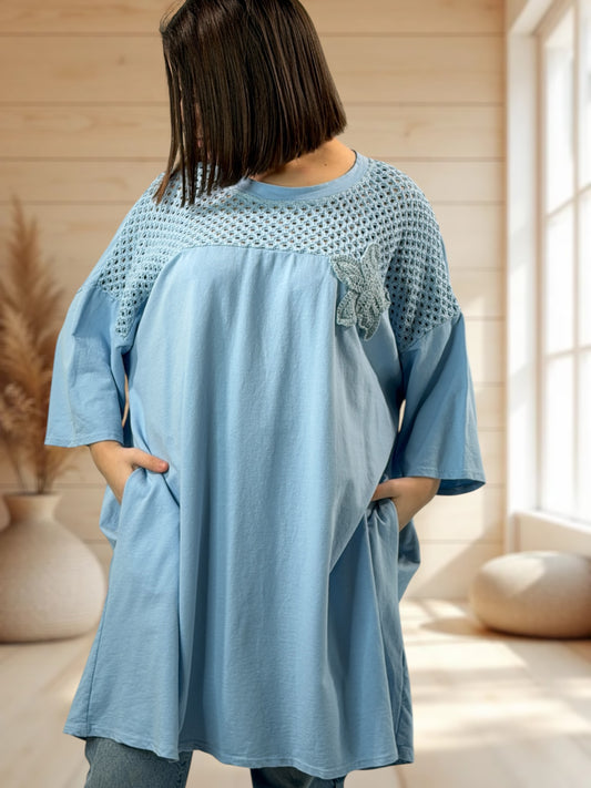MARION  - TUNIQUE BLEUE CIEL EN COTON HAUT EN CROCHET JUSQU'A LA TAILLE 56