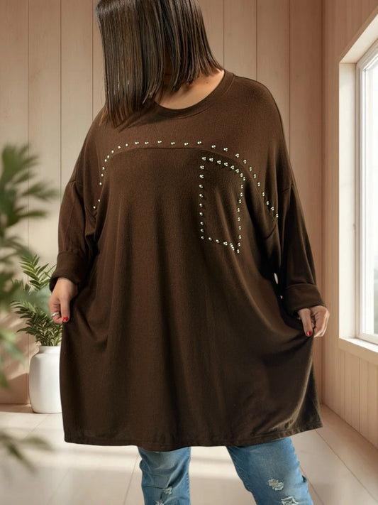 RUBY - PULL MARRON EN MAILLE FLUIDE AVEC CLOUS JUSQU'A LA TAILLE 56