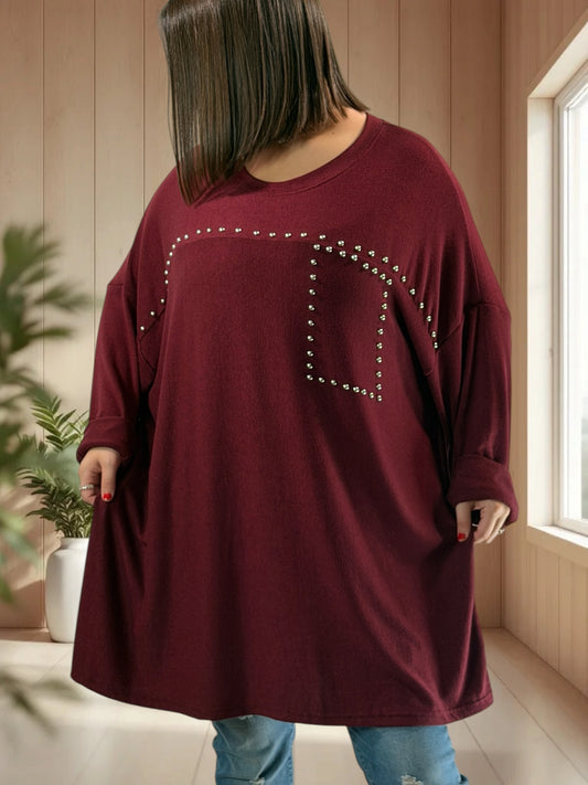 RUBY - PULL BORDEAUX EN MAILLE FLUIDE AVEC CLOUS JUSQU'A LA TAILLE 56