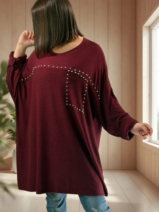 RUBY - PULL BORDEAUX EN MAILLE FLUIDE AVEC CLOUS JUSQU'A LA TAILLE 56