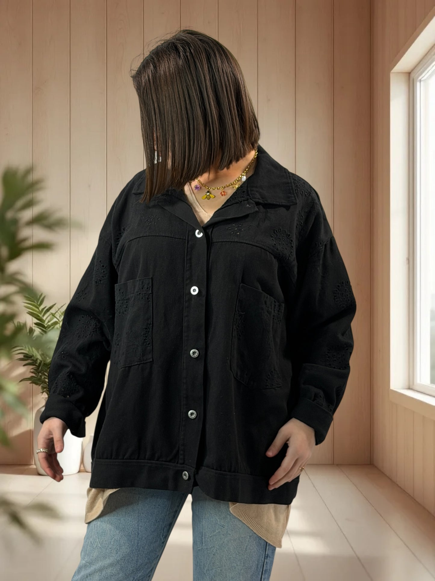 MATTEO - VESTE EN JEAN NOIR AVEC BRODERIE ANGLAISE TAILLE 46/48 A 52