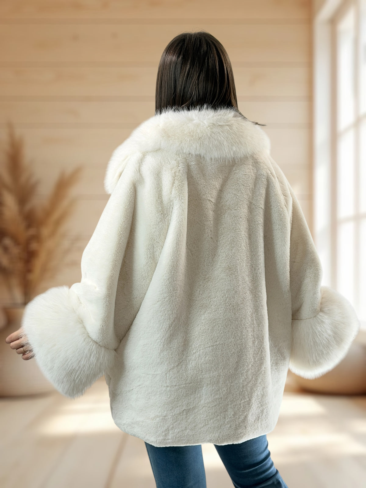 COURCHEVEL - VESTE BLANCHE OVERSIZE EN FAUSSE FOURRURE JUSQU'A LA TAILLE 54