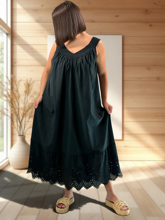 ROSELINE - ROBE NOIRE BORDEE DE BRODERIE ANGLAISE JUSQU'A LA TAILLE 54