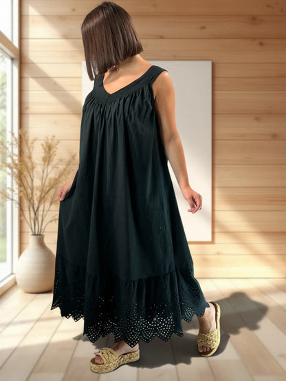 ROSELINE - ROBE NOIRE BORDEE DE BRODERIE ANGLAISE JUSQU'A LA TAILLE 54