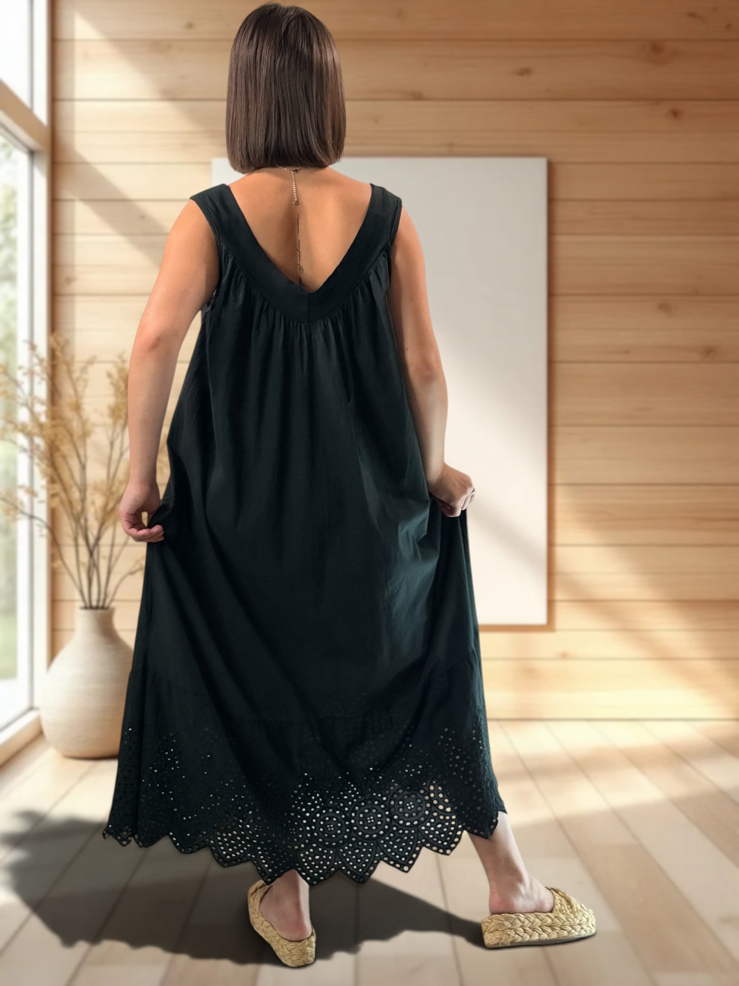 ROSELINE - ROBE NOIRE BORDEE DE BRODERIE ANGLAISE JUSQU'A LA TAILLE 54