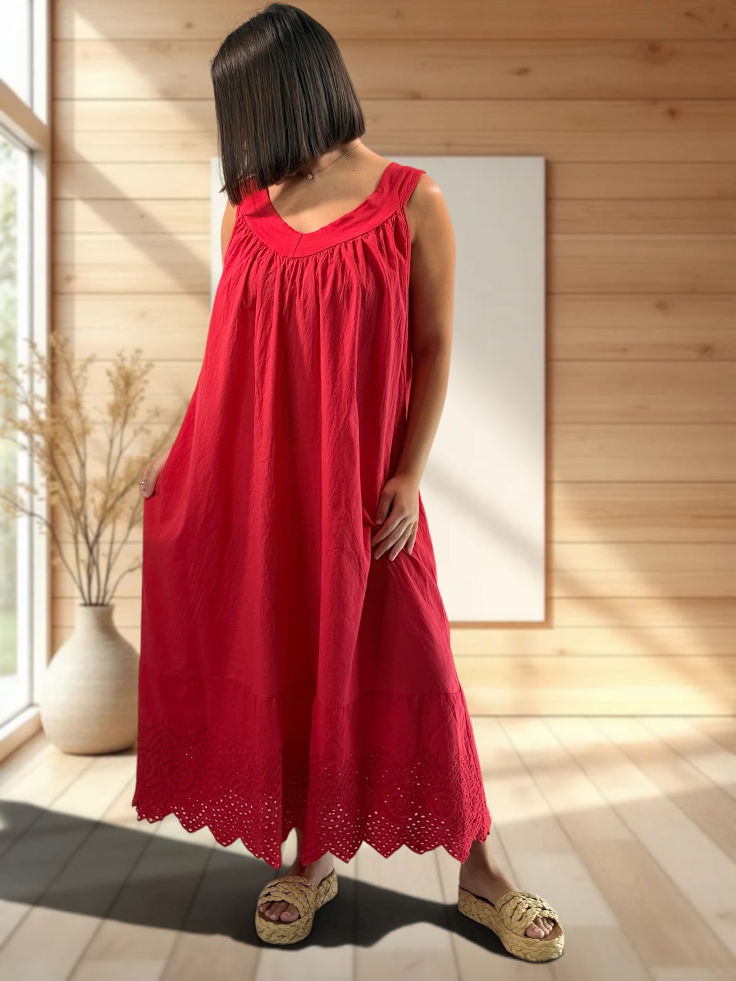 ROSELINE - ROBE ROUGE BORDEE DE BRODERIE ANGLAISE JUSQU'A LA TAILLE 54