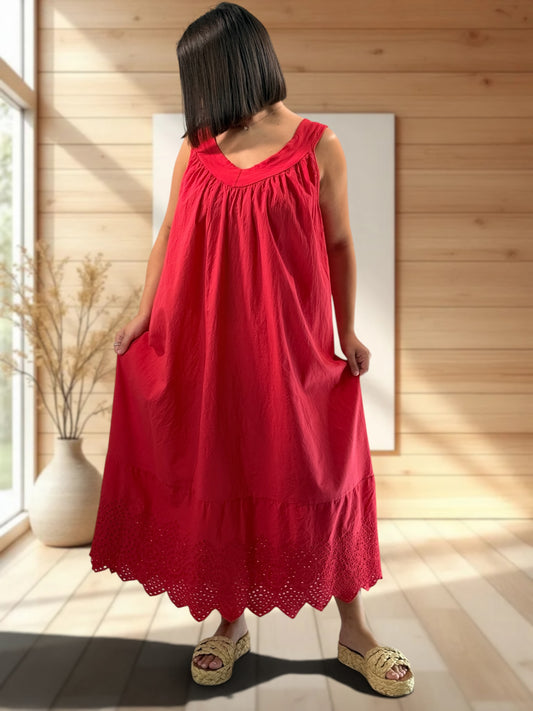 ROSELINE - ROBE ROUGE BORDEE DE BRODERIE ANGLAISE JUSQU'A LA TAILLE 54