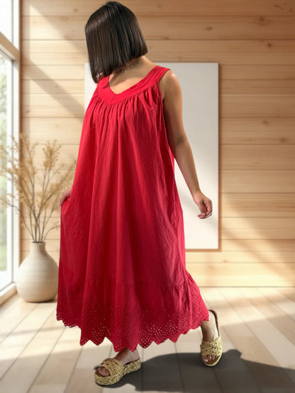 ROSELINE - ROBE ROUGE BORDEE DE BRODERIE ANGLAISE JUSQU'A LA TAILLE 54