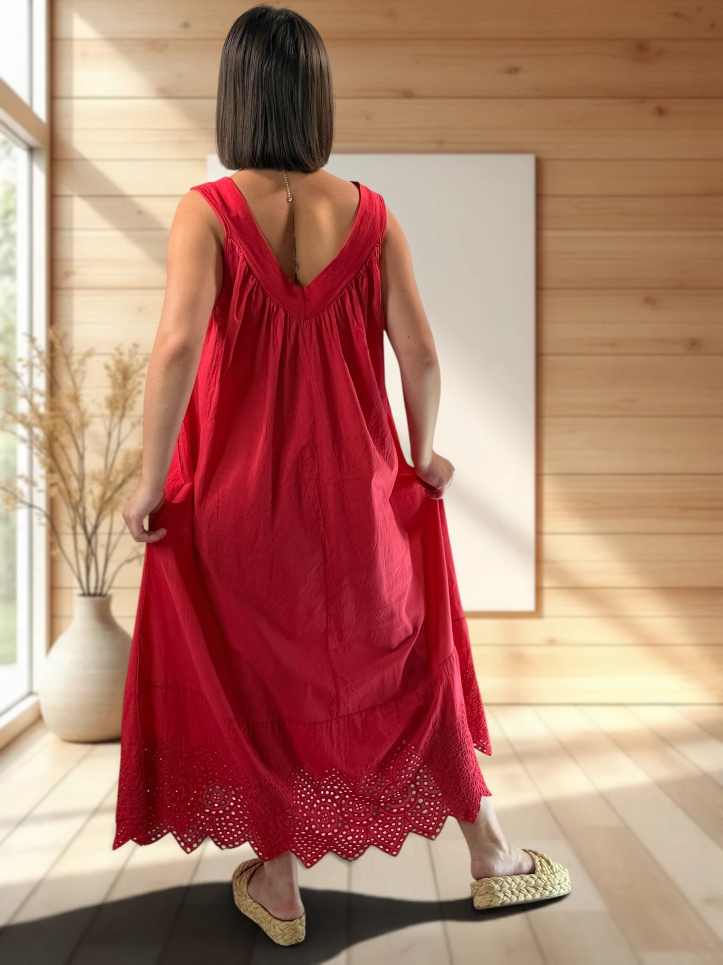 ROSELINE - ROBE ROUGE BORDEE DE BRODERIE ANGLAISE JUSQU'A LA TAILLE 54