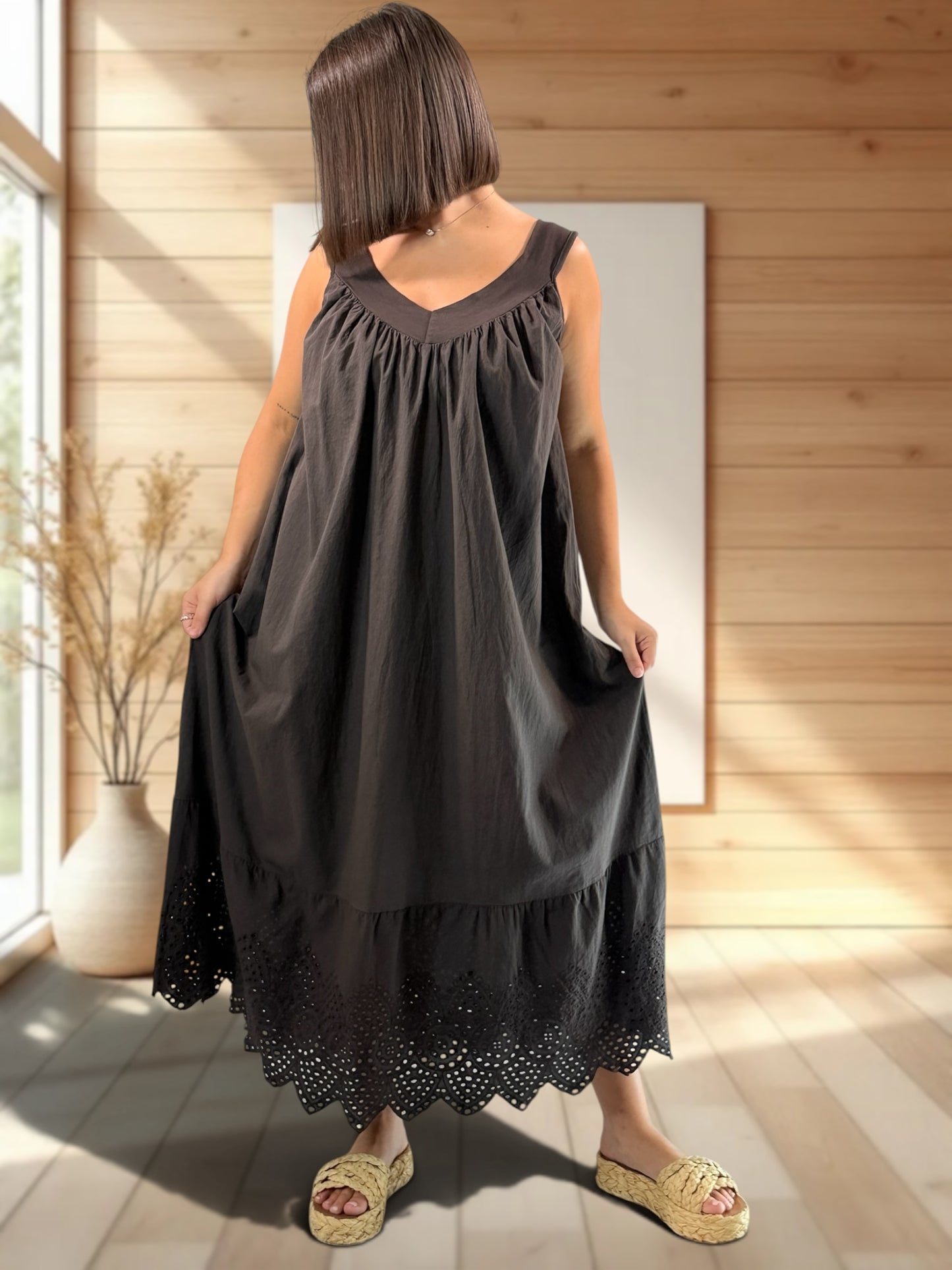 ROSELINE - ROBE MARRON BORDEE DE BRODERIE ANGLAISE JUSQU'A LA TAILLE 54