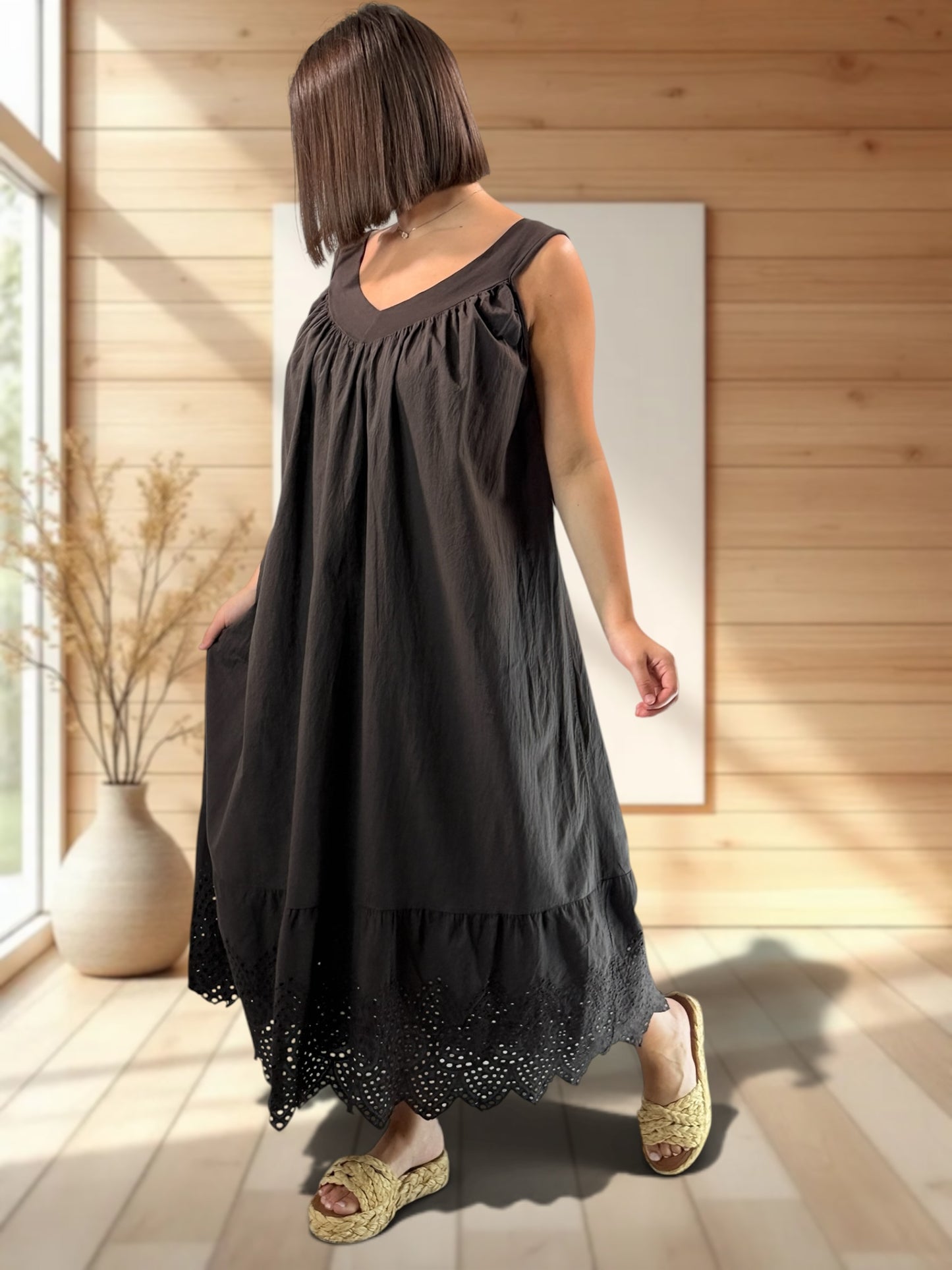 ROSELINE - ROBE MARRON BORDEE DE BRODERIE ANGLAISE JUSQU'A LA TAILLE 54