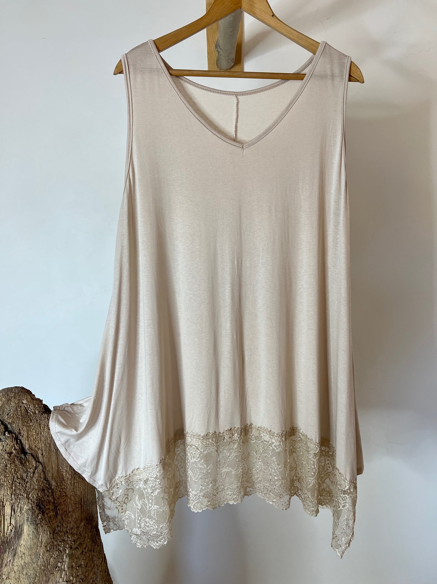 SEVERINE - TOP BEIGE BORDÉ DE DENTELLE