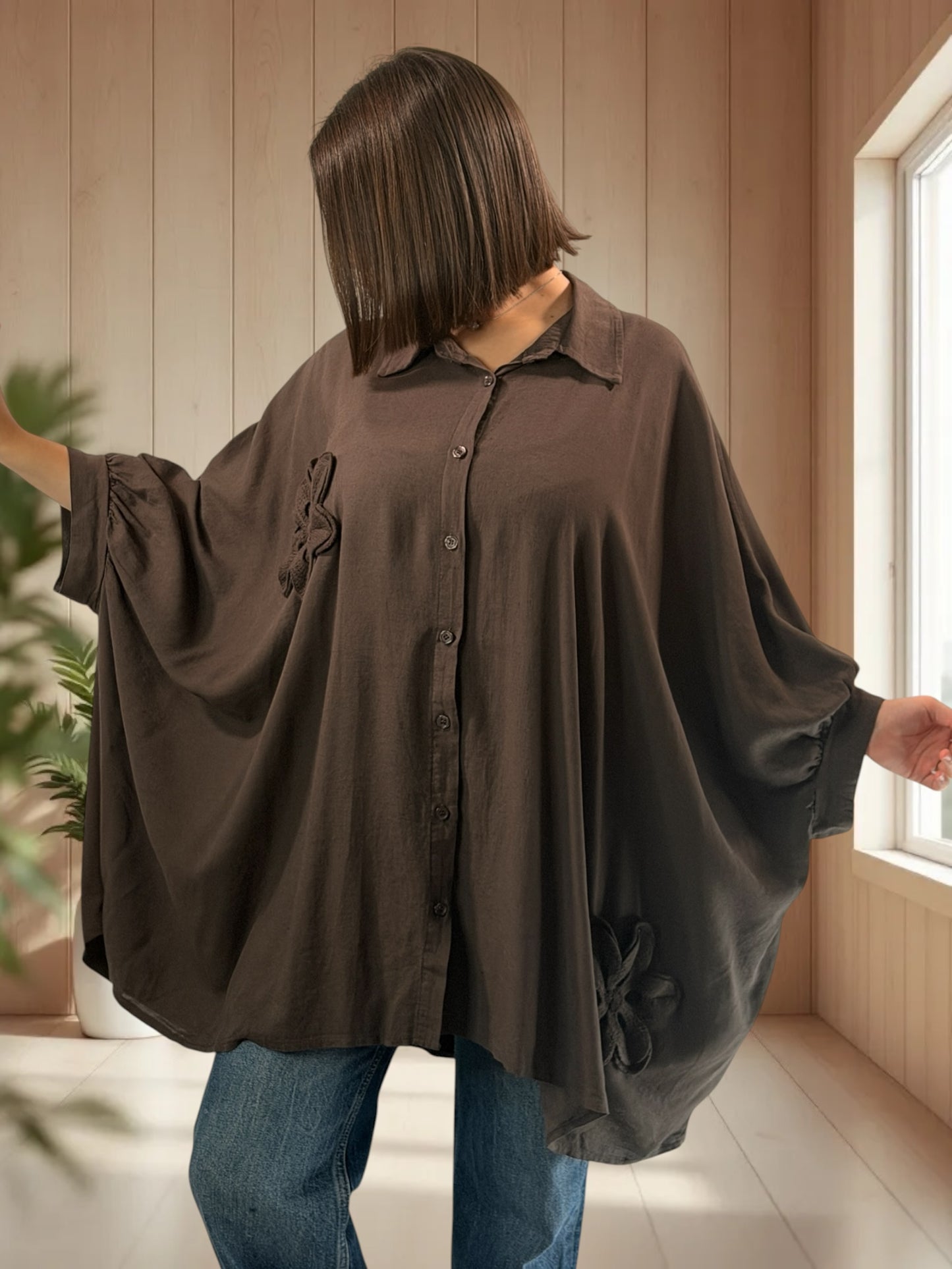 CASTILLE - TUNIQUE OVERSIZE MARRON AVEC FLEUR EN CROCHET JUSQU'A LA TAILLE 58