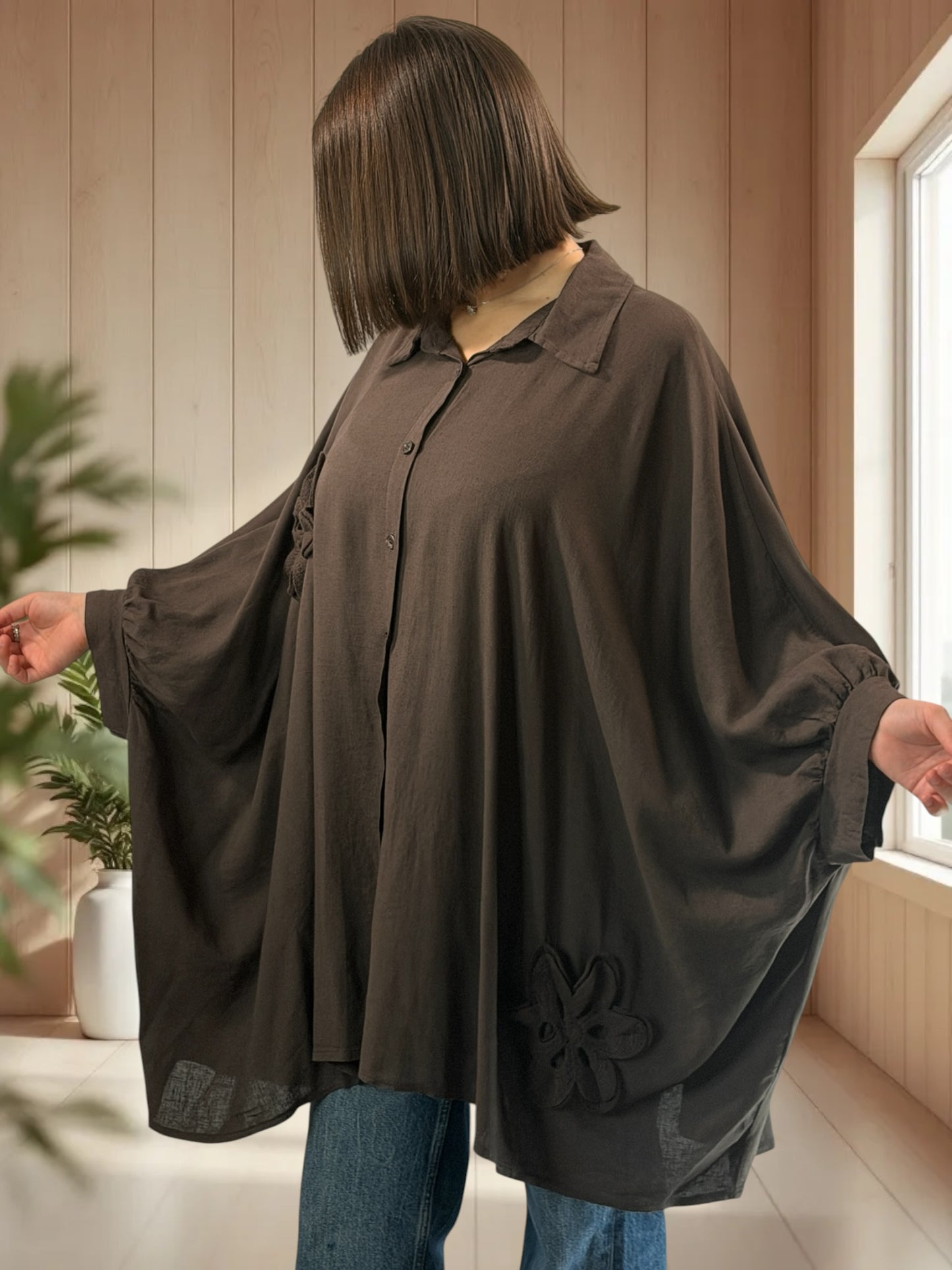 CASTILLE - TUNIQUE OVERSIZE MARRON AVEC FLEUR EN CROCHET JUSQU'A LA TAILLE 58