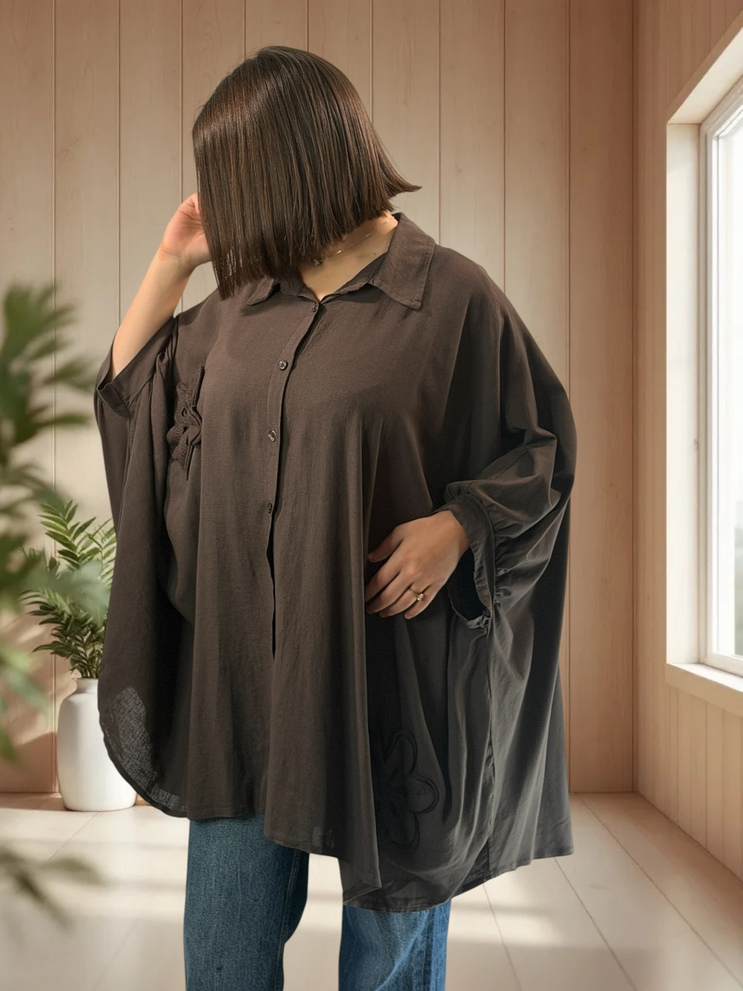 CASTILLE - TUNIQUE OVERSIZE MARRON AVEC FLEUR EN CROCHET JUSQU'A LA TAILLE 58
