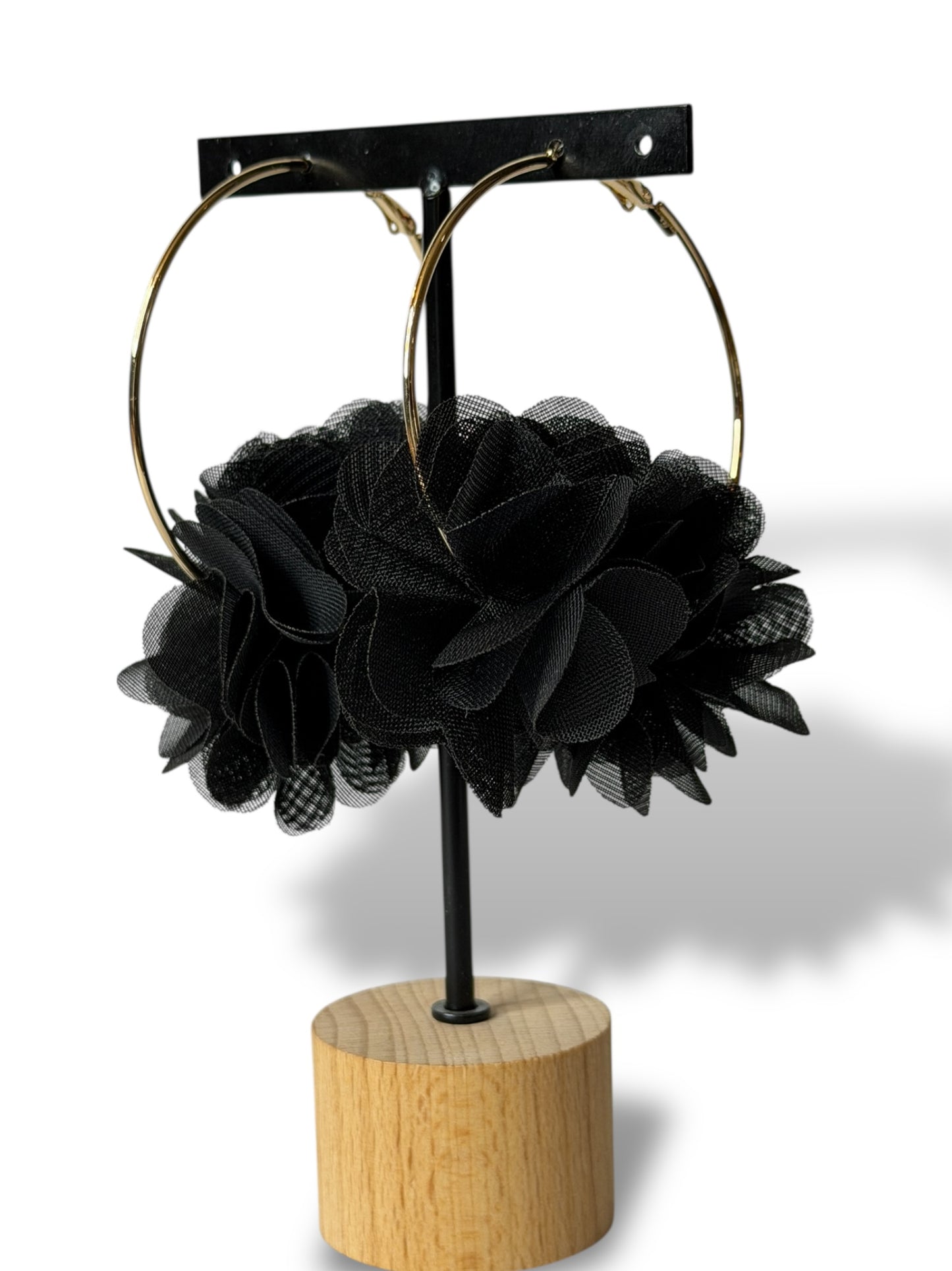 LOLITA - BOUCLES D'OREILLES CREOLES AVEC FLEUR NOIRE
