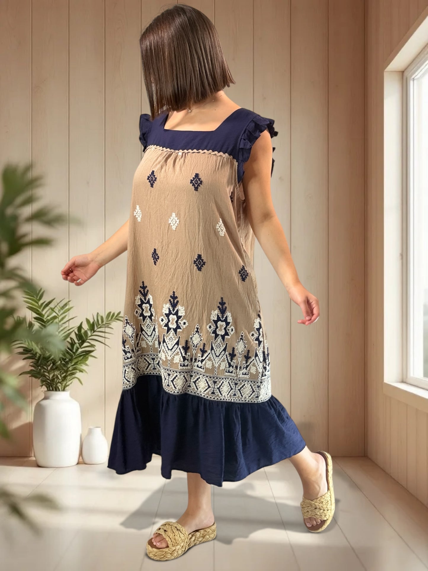 CAPRI - ROBE BEIGE BRODEE JUSQU'A LA TAILLE 48
