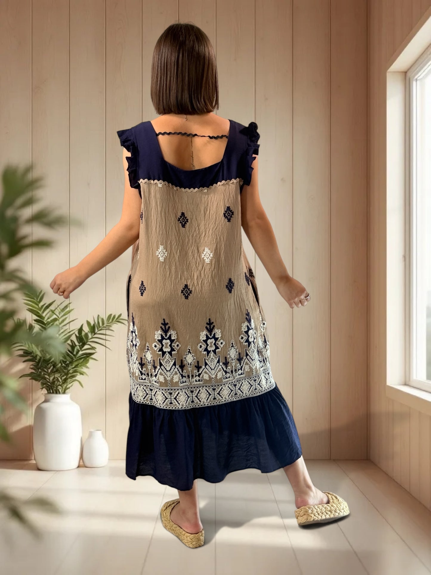 CAPRI - ROBE BEIGE BRODEE JUSQU'A LA TAILLE 48
