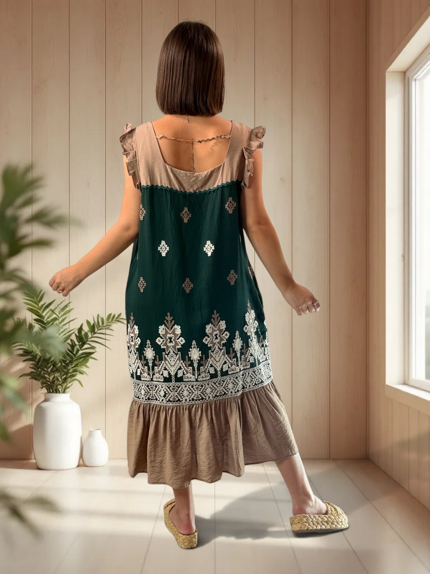 CAPRI - ROBE VERTE BRODEE JUSQU'A LA TAILLE 48