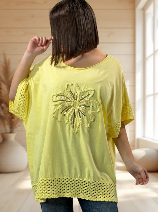 ESTELLE - TEE-SHIRT OVERSIZE JAUNE FLEUR BRODEE JUSQU'A LA TAILLE 54