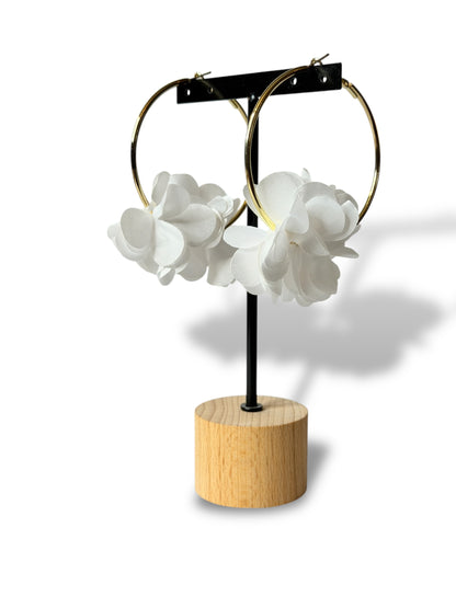 LOLITA - BOUCLES D'OREILLES CREOLES AVEC FLEUR BLANCHE