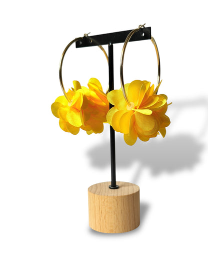 LOLITA - BOUCLES D'OREILLES CREOLES AVEC FLEUR JAUNE