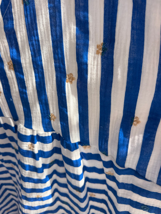 LISON - ROBE BRODEE BLEUE A RAYURE EN GAZE DE COTON JUSQU'A LA TAILLE 54