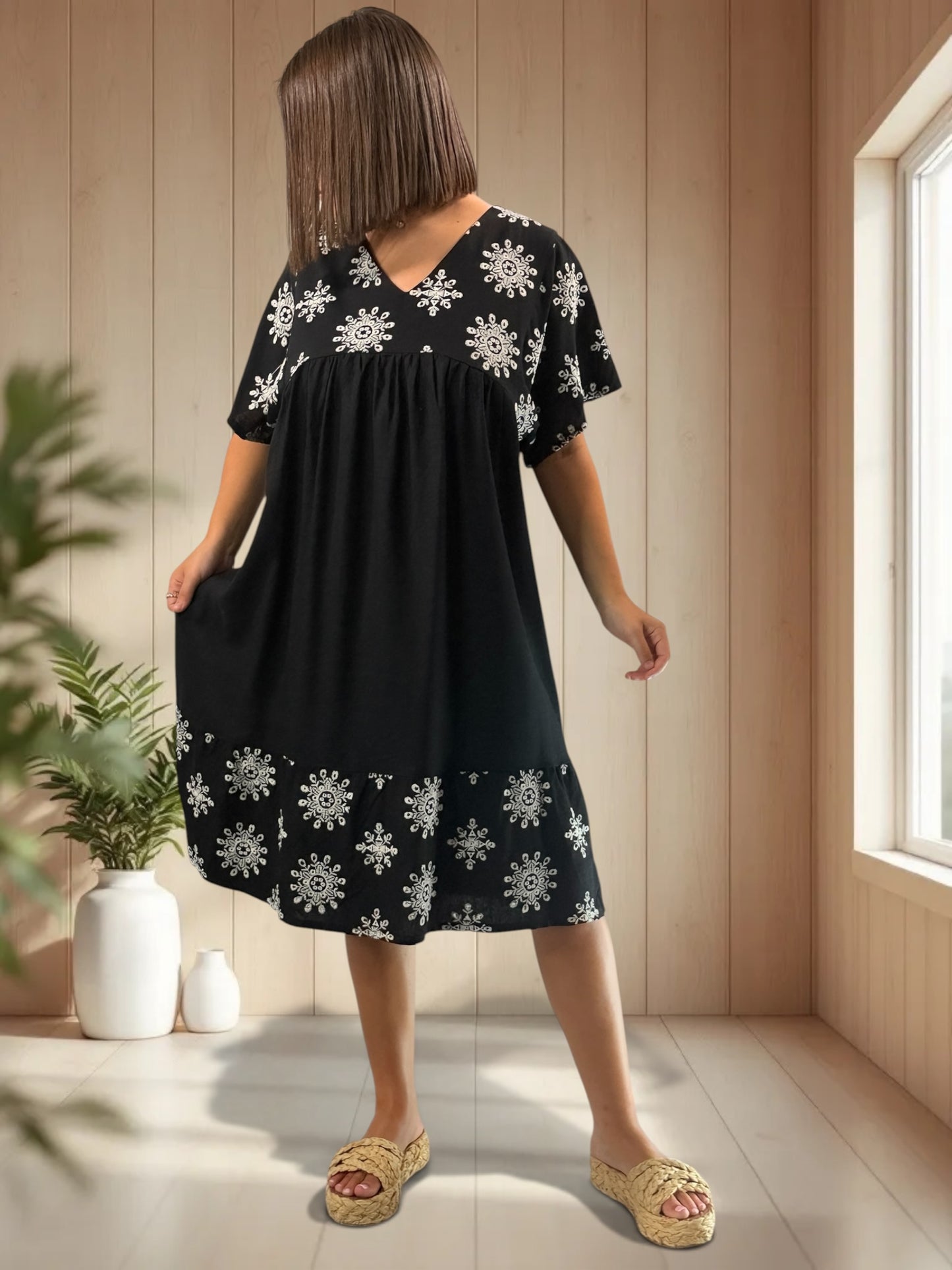 PEGGY - ROBE NOIRE BRODEE JUSQU'A LA TAILLE 50/52