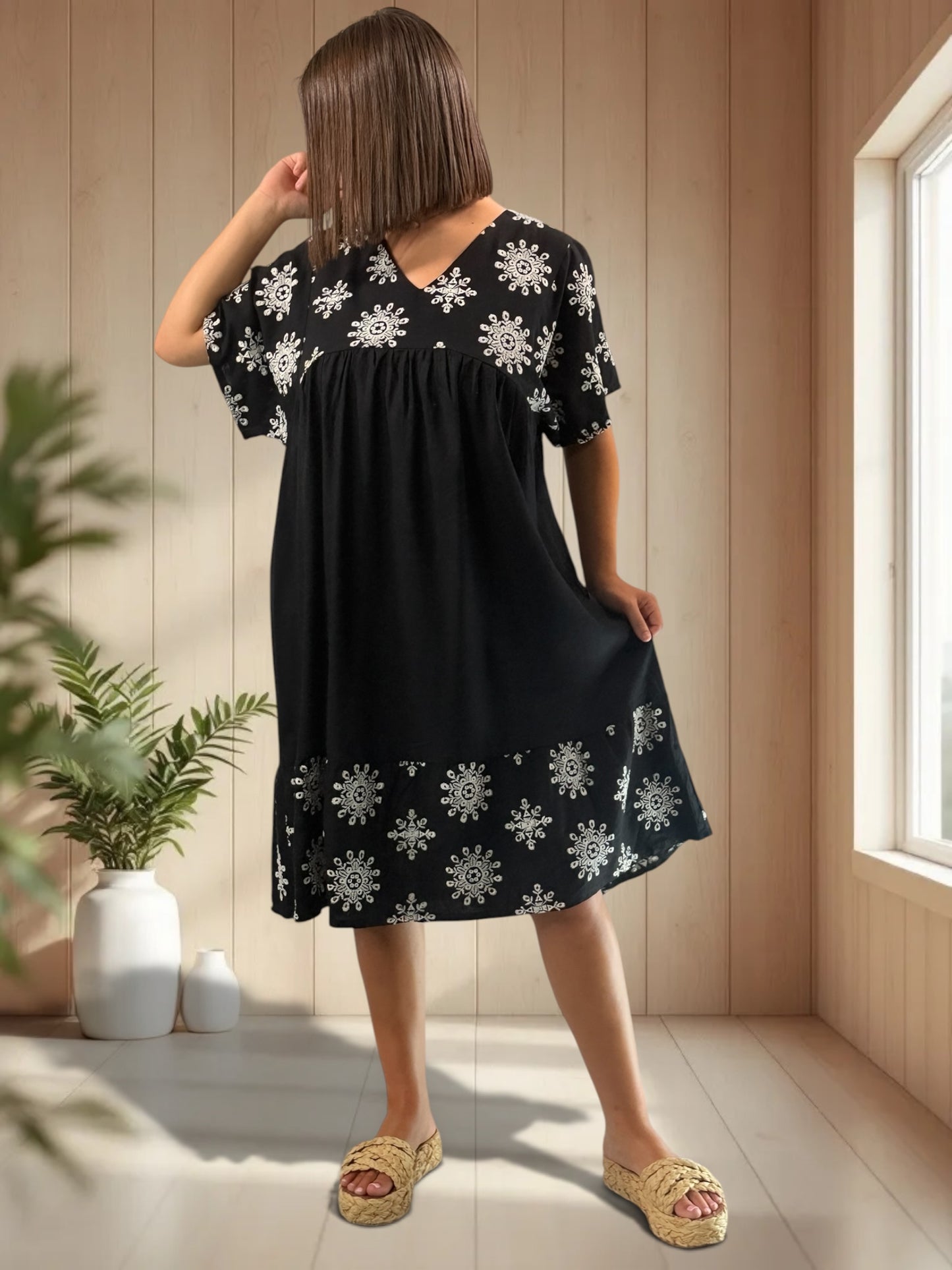 PEGGY - ROBE NOIRE BRODEE JUSQU'A LA TAILLE 50/52