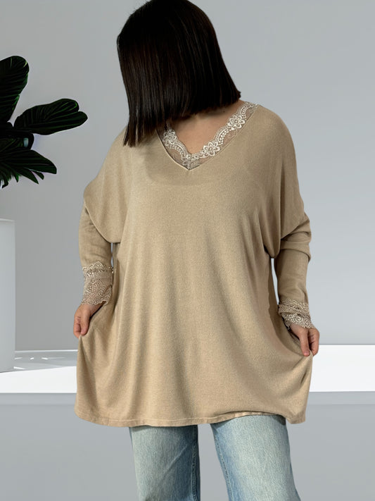 TIPHAINE - PULL BEIGE EN MAILLE BORDE DE DENTELLE JUSQU'A LA TAILLE 54