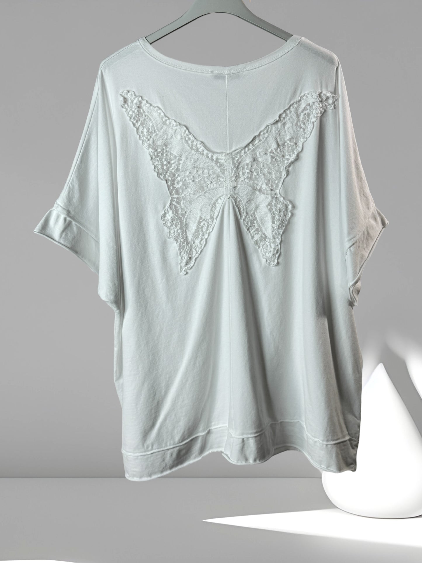 RITA - T-SHIRT BLANC OVERSIZE MOTIF PAPILLON AU DOS JUSQU'A LA TAILLE 54/56