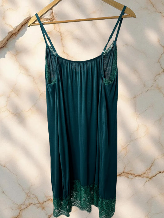 LUCINDA - FOND DE ROBE VERT BORDE DE DENTELLE JUSQU'A LA TAILLE 54
