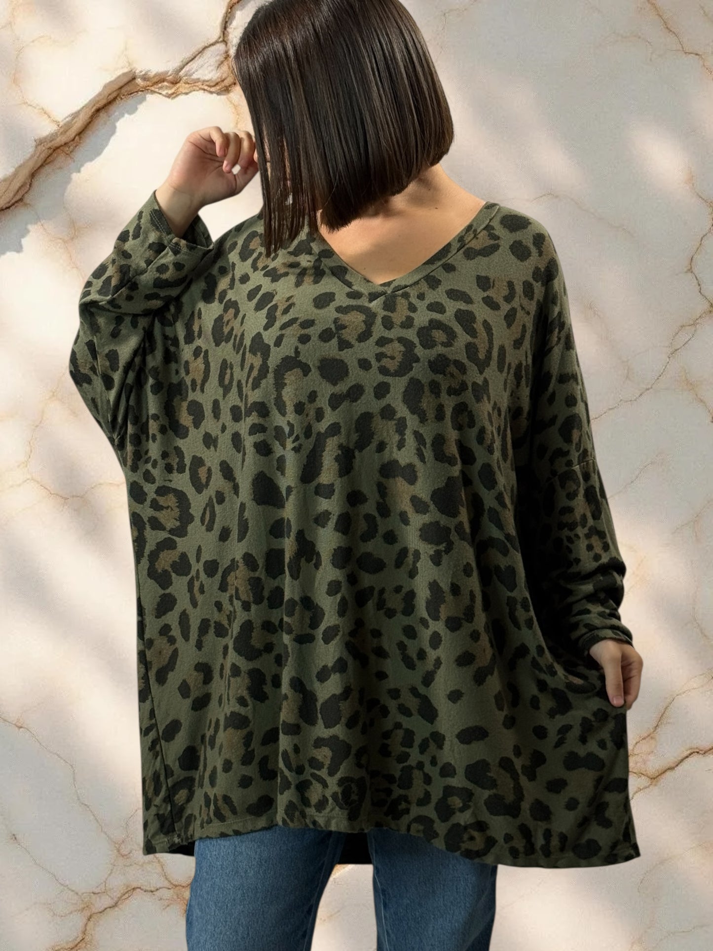 LOUNA - PULL OVERSIZE EN MAILLE FLUIDE LEOPARD KAKI JUSQU'A LA TAILLE 56