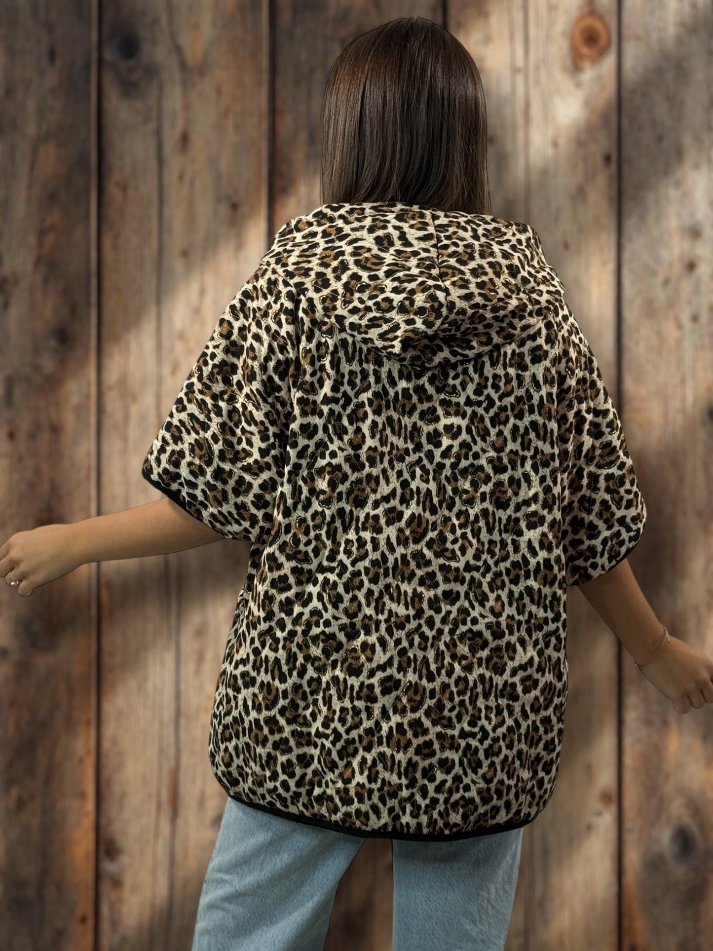 CLARENCE - GILET LEOPARD SANS MANCHES A CAPUCHE JUSQU'A LA TAILLE 48/50