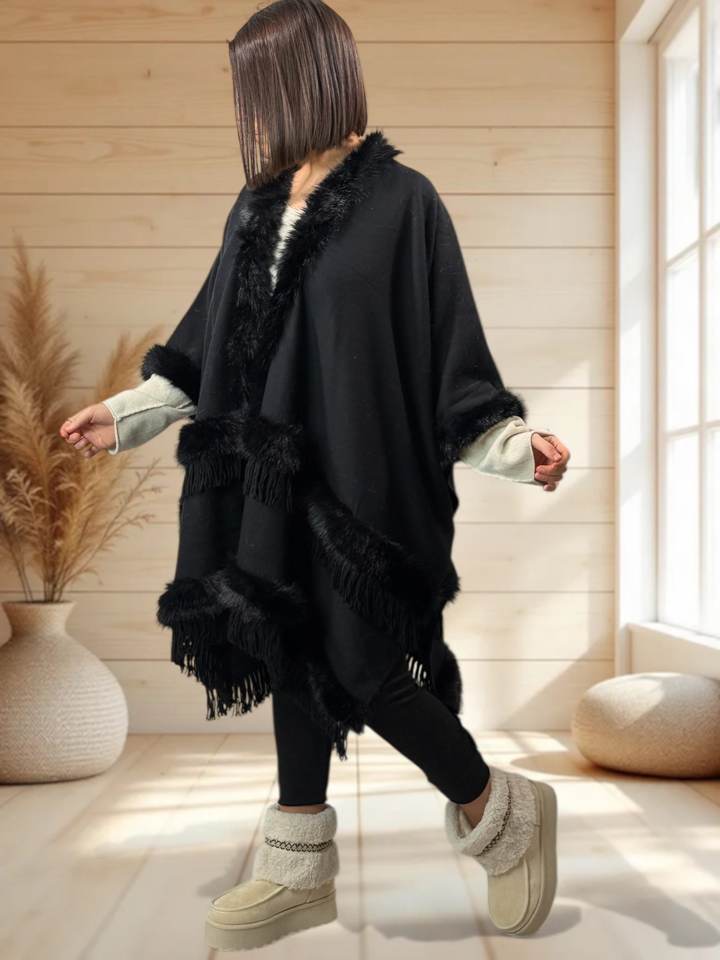 MAGNOLIA - CAPE NOIRE FAUSSE FOURRURE