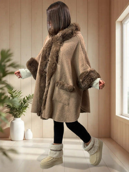 PAKITA - CAPE TAUPE A CAPUCHE BOUCLETTE FAUSSE FOURRURE