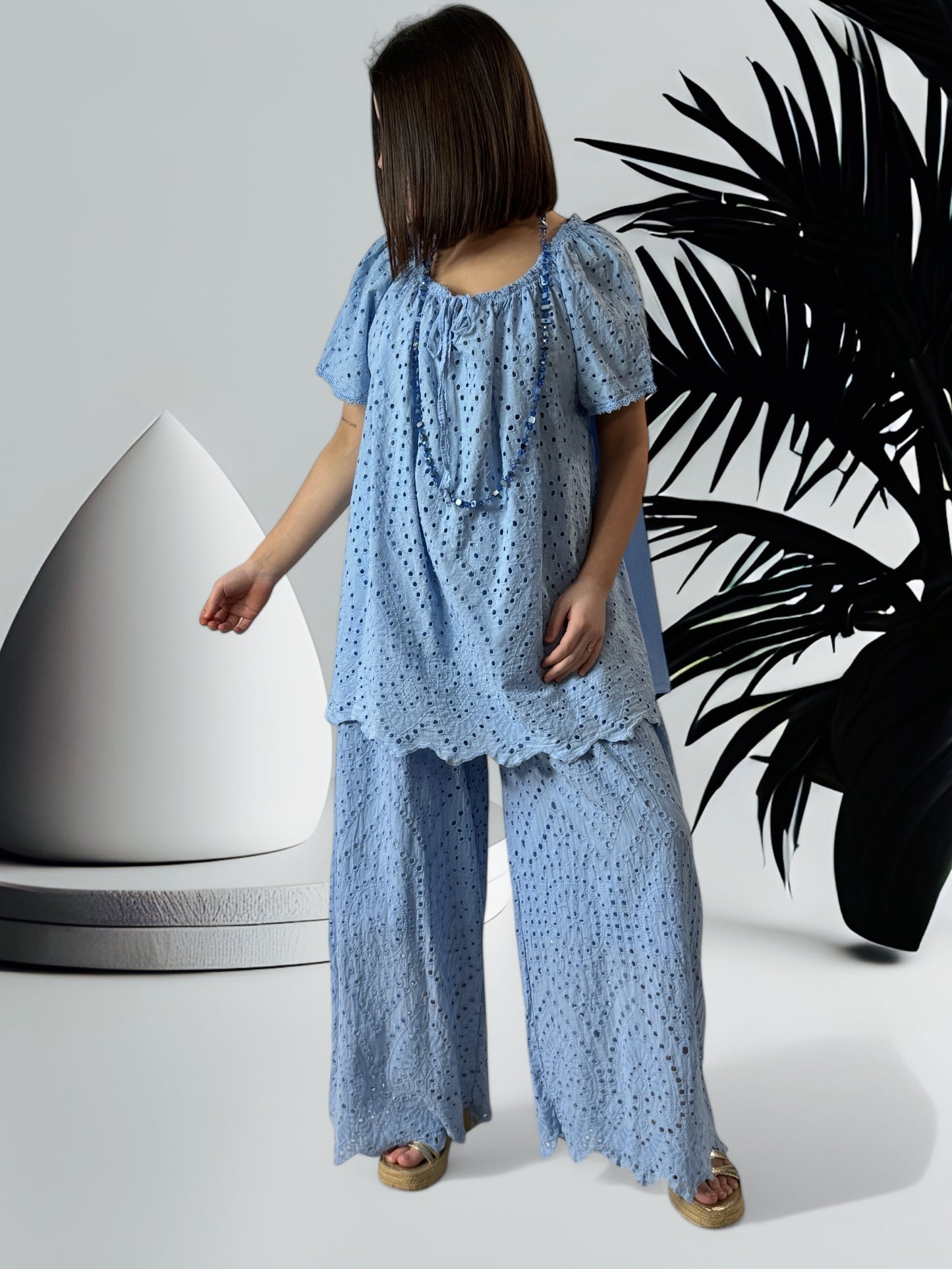 GIOVANI - PANTALON BLEU CIEL EN BRODERIE ANGLAISE JUSQU'A LA TAILLE 50/52